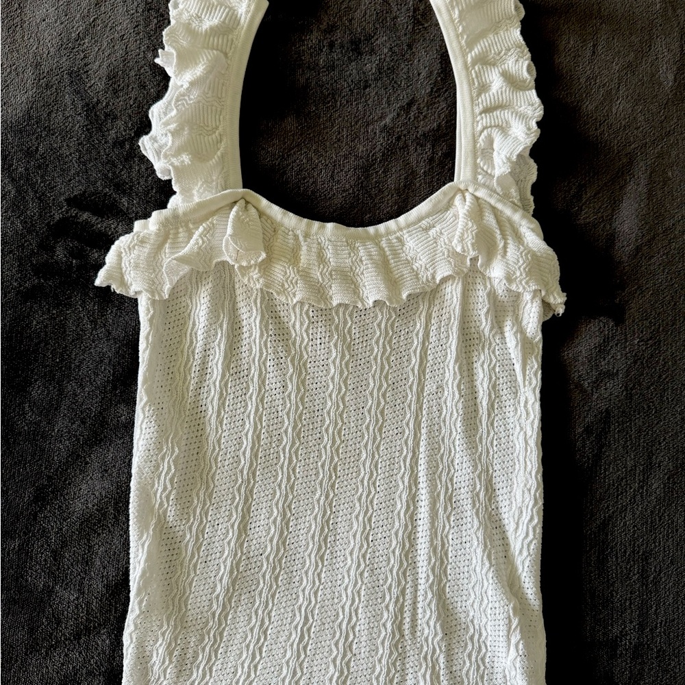 Regular fit
46% viscose, 25% cotton, 15% lurex & 14% polyester
Size M
